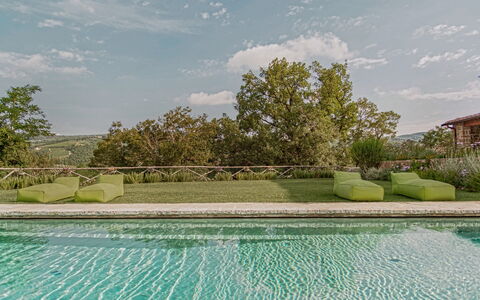 Villa Pianvecchio: Schwimmbad, Wolke, Eigentum, Grundeigentum, Azurblau, Aqua, Wohngebiet, Resort, Verbundwerkstoff, Garten