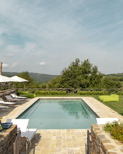 Villa Pianvecchio: Pflanze, Schwimmbad, Garten, Verbundwerkstoff, Strauch, Resort, Landscaping, Garten, Fliese