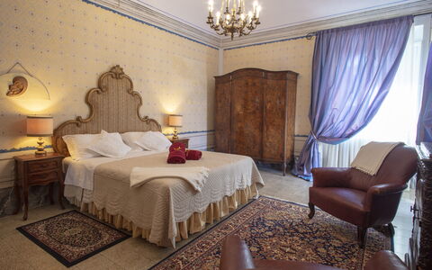 Villa Asciolo: Beleuchtung, Interior Design, Zimmer, Fussboden, Bett, Eigentum, Möbel, Textil, Flooring, Wand