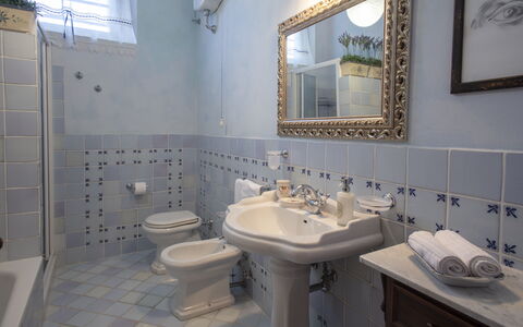 Villa Asciolo: Armatur, Blau, Die Architektur, Bad Sink, Zimmer, Interior Design, Eigentum, Wand, Fliese, Lila