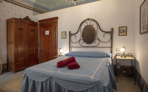 Villa Asciolo: Bett, Zimmer, Interior Design, Textil, Tischdecke, Bedding, Fussboden, Linens, Schlafzimmer, Wand