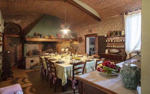Villa Asciolo: Tischdecke, Zimmer, Interior Design, Tabelle, Decke, Möbel, Interior Design, Linens, Esszimmer, Heimzubehör