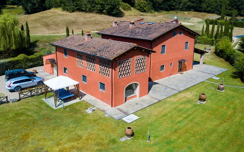 Villa Rossa: Haus, Grundstueck, Landschaft, Wohngebiet, Dach, Zuhause, Ländliches Gebiet, Rasen, Garten, Hütte