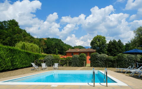 Villa Rossa: Schwimmbad, Himmel, Eigentum, Grundeigentum, Azurblau, Resort, Kumulus, Schatten, Verbundwerkstoff, Regenschirm