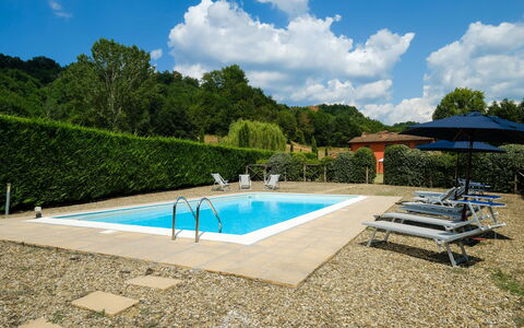 Villa Rossa: Schwimmbad, Azurblau, Gartenmöbel, Schatten, Verbundwerkstoff, Sonnenliege, Regenschirm, Kumulus, Fliese, Tisch Im Freien