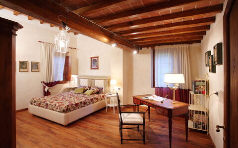Villa Rossa: Holz, Beleuchtung, Fussboden, Interior Design, Zimmer, Flooring, Hartholz, Eigentum, Decke, Möbel