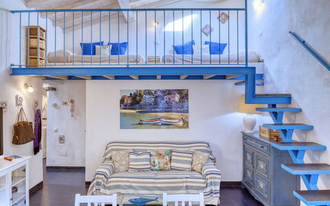 Appartamento Ivana - Levanto: Blau, Holz, Interior Design, Zimmer, Schublade, Wand, Fussboden, Interior Design, Majorelle Blue, Zuhause