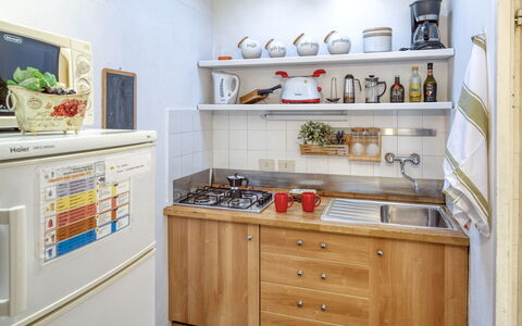 Appartamento Ivana - Levanto: Zimmer, Weiss, Cabinetry, Schublade, Küche, Küchengerät, Major Appliance, Regale, Schrank, Regal