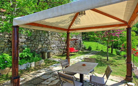 Villa Ancora: Pflanze, Eigentum, Möbel, Pflanzengemeinschaft, Tabelle, Schatten, Tisch Im Freien, Botanik, Gartenmöbel, Stuhl