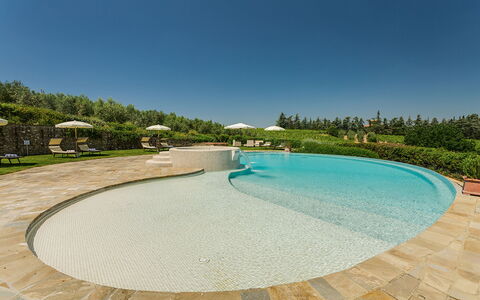 Villa Sole Del Chianti: Wasser, Himmel, Schwimmbad, Azurblau, Pflanze, Baum, Freizeit, Verbundwerkstoff, Schatten, Landschaft