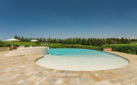 Villa Sole Del Chianti: Himmel, Wasser, Gebäude, Schwimmbad, Baum, Haus, Schatten, Pflanze, Landschaft, Freizeit