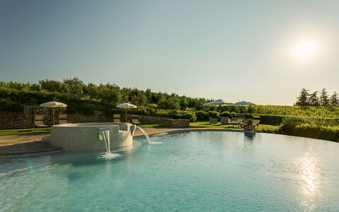 Villa Sole Del Chianti: Wasser, Himmel, Wasservorräte, Pflanze, Azurblau, Baum, Schwimmbad, Natürliche Landschaft, Landschaft, Freizeit