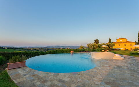 Villa Sole Del Chianti: Wasser, Himmel, Wasservorräte, Daytime, Gebäude, Pflanze, Azurblau, Schwimmbad, Die Architektur, Gewässer