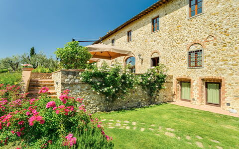 Villa Sole Del Chianti: Pflanze, Blume, Gebäude, Fenster, Eigentum, Himmel, Baum, Natürliche Landschaft, Grundstueck, Haus