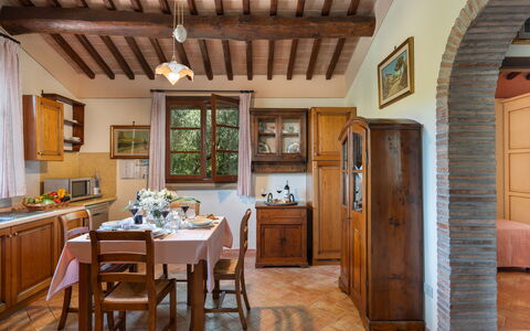 Villa Laura: Cabinetry, Möbel, Tabelle, Holz, Bilderrahmen, Schublade, Interior Design, Stuhl, Countertop, Küche