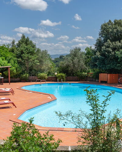 Villa Laura: Wasser, Pflanze, Himmel, Wolke, Schwimmbad, Baum, Gartenmöbel, Schatten, Stuhl, Natürliche Landschaft