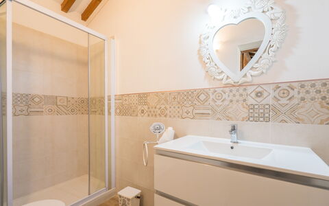Borgo San Vincenti: Braun, Spiegel, Zapfhahn, Armatur, Eigentum, Sinken, Bad Sink, Gebäude, Badezimmer
