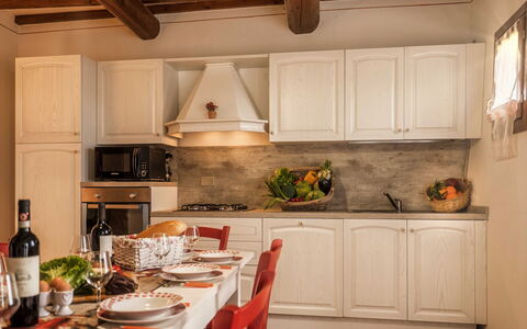 Borgo San Vincenti: Cabinetry, Countertop, Eigentum, Möbel, Flasche, Herd, Küchengerät, Küche, Holz, Tabelle