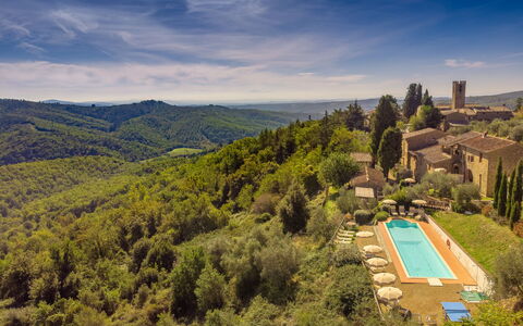 Borgo San Vincenti: Wolke, Himmel, Pflanze, Natürliche Landschaft, Baum, Berg, Landschaft, Horizont, Gras, Kumulus