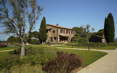 Campo Valerio: Pflanze, Himmel, Gebäude, Baum, Natürliche Landschaft, Grundstueck, Fenster, Haus, Gras, Hütte