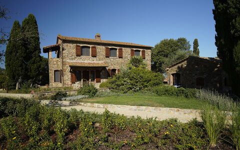 Campo Valerio: Himmel, Pflanze, Eigentum, Gebäude, Fenster, Natürliche Landschaft, Baum, Die Architektur, Grundstueck, Haus