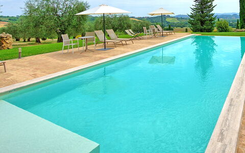 Villa Le Buche: Wasser, Pflanze, Eigentum, Schwimmbad, Himmel, Grün, Baum, Blau, Azurblau, Schatten