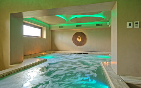 Villa Le Buche: Wasser, Gebäude, Schwimmbad, Grün, Beleuchtung, Interior Design, Flooring, Freizeit, Fussboden