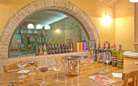 Villa Le Buche: Tabelle, Drinkware, Flasche, Geschirr, Möbel, Kelche, Wein, Barware, Glasflasche