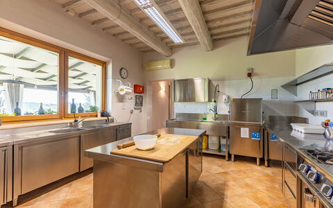 Villa Le Buche: Eigentum, Möbel, Cabinetry, Tabelle, Gebäude, Countertop, Küche, Holz, Interior Design, Haus