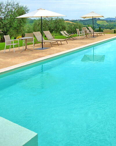 Villa Le Buche: Wasser, Pflanze, Eigentum, Schwimmbad, Himmel, Grün, Baum, Blau, Azurblau, Schatten