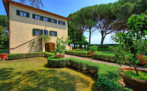 Villa Sorbaiano: Pflanze, Himmel, Eigentum, Grün, Gebäude, Fenster, Natur, Baum, Grundstueck, Gras