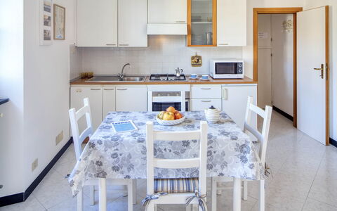 Studio Paola - Levanto: Cabinetry, Countertop, Möbel, Weiss, Sinken, Produkt, Azurblau, Herd, Holz, Küche