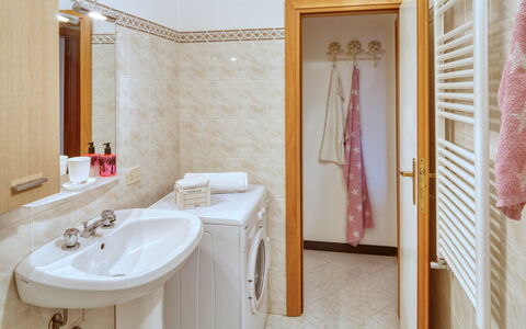 Studio Paola - Levanto: Spiegel, Zapfhahn, Sinken, Bad Sink, Armatur, Eigentum, Badezimmer, Holz, Interior Design, Gebäude