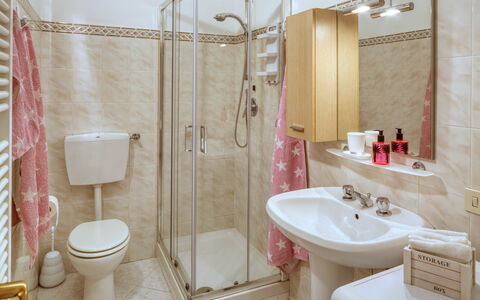 Studio Paola - Levanto: Braun, Spiegel, Zapfhahn, Armatur, Bad Sink, Sinken, Eigentum, Fotografieren, Weiss, Gebäude