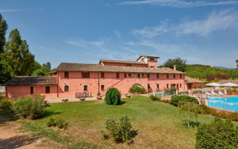 Agriturismo Il Molino Di Uncinano: Himmel, Pflanze, Wolke, Gebäude, Fenster, Baum, Natürliche Landschaft, Grundstueck, Wohngebiet, Gras