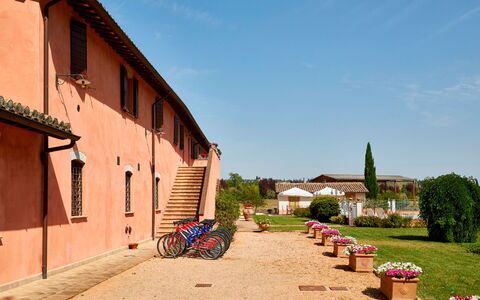 Agriturismo Il Molino Di Uncinano: Himmel, Pflanze, Wolke, Eigentum, Gebäude, Rad, Fenster, Baum, Haus