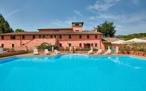 Agriturismo Il Molino Di Uncinano: Wasser, Himmel, Wolke, Eigentum, Gebäude, Pflanze, Schwimmbad, Baum, Azurblau, Stuhl