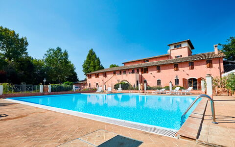 Agriturismo Il Molino Di Uncinano: Wasser, Himmel, Pflanze, Eigentum, Schwimmbad, Azurblau, Gebäude, Rechteck, Baum, Die Architektur