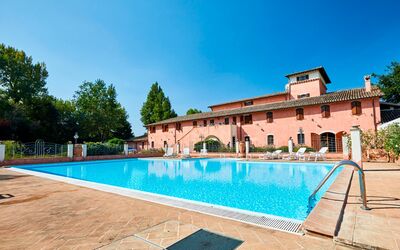 Agriturismo Il Molino Di Uncinano: Wasser, Himmel, Pflanze, Eigentum, Schwimmbad, Azurblau, Gebäude, Rechteck, Baum, Die Architektur