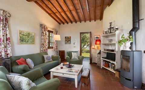 Villa Elisa: Möbel, Interior Design, Wand, Flooring, Couch, Stuhl, Wohnzimmer, Holz, Tabelle, Zimmer
