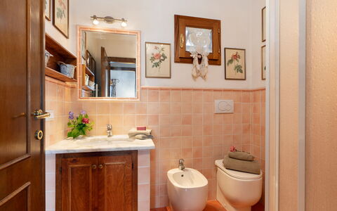 Villa Elisa: Bad Sink, Armatur, Badezimmer, Sinken, Flooring, Interior Design, Fussboden, Zapfhahn, Installation, Toilette