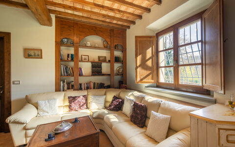 Grezzano Villa: Möbel, Couch, Bilderrahmen, Eigentum, Tabelle, Fenster, Holz, Wohnzimmer, Interior Design, Die Architektur