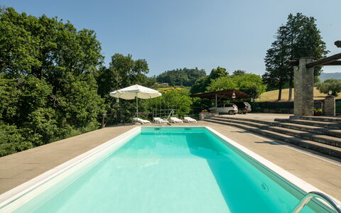 Grezzano Villa: Wasser, Pflanze, Himmel, Eigentum, Schwimmbad, Baum, Azurblau, Schatten, Gewässer, Gras