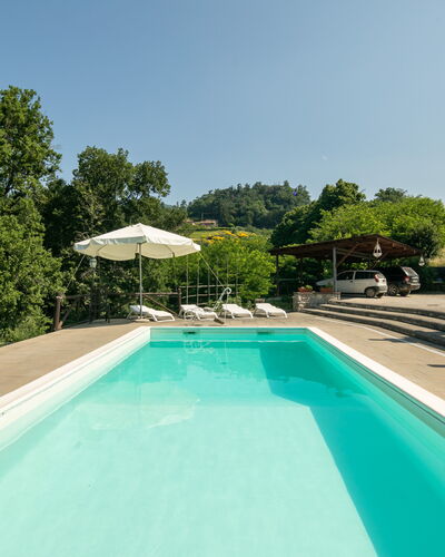 Grezzano Villa: Wasser, Pflanze, Himmel, Eigentum, Schwimmbad, Baum, Azurblau, Schatten, Gewässer, Gras