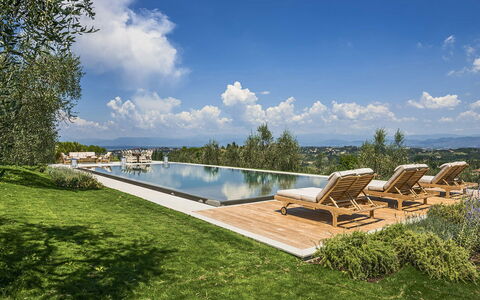Villa Di Corazzano: Wolke, Himmel, Wasser, Daytime, Pflanze, Natürliche Landschaft, Gartenmöbel, Schatten, Grundstueck, Baum
