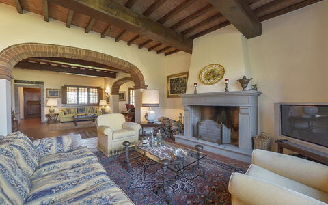Villa Di Corazzano: Eigentum, Möbel, Couch, Bilderrahmen, Interior Design, Holz, Fussboden, Flooring, Gebäude, Wohnzimmer