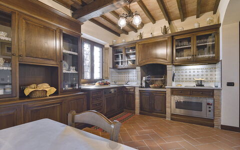 Villa Di Corazzano: Countertop, Cabinetry, Möbel, Eigentum, Küchengerät, Küche, Haushaltsgerät, Herd, Schublade, Holz