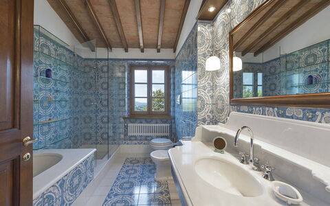 Villa Di Corazzano: Spiegel, Zapfhahn, Eigentum, Armatur, Badewanne, Sinken, Badezimmer, Azurblau, Fenster, Interior Design