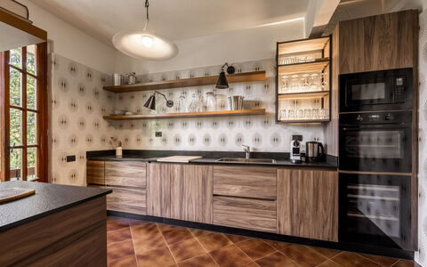 Villa Del Mugello: Cabinetry, Countertop, Möbel, Küche, Schublade, Holz, Herd, Beleuchtung, Flooring, Interior Design