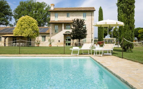 Villa Papiano: Wasser, Pflanze, Wolke, Gebäude, Himmel, Eigentum, Möbel, Schwimmbad, Baum, Azurblau